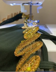 Préparatif d'un costume de danse